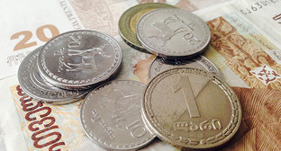 Жители Грузии испытывают трудности с выплатой кредитов из-за девальвации лари