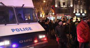 Демонстранты в Ереване направились шествием к зданию полиции