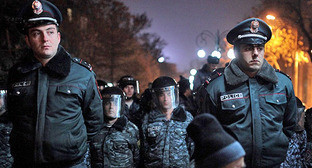 Представитель полиции провел переговоры с активистами в Ереване