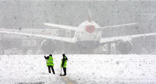Работа аэропорта в Ростове-на-Дону приостановлена из-за снегопада 