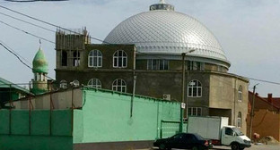 Силовики задерживают прихожан махачкалинской мечети
