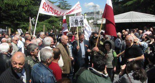 Жители Тбилиси вышли на акцию с портретами Сталина и Жукова