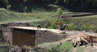 Разрушение моста не отрезало сообщение с селами Хивского района