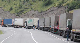 В очереди на Военно-Грузинской дороге остаются более 200 грузовиков